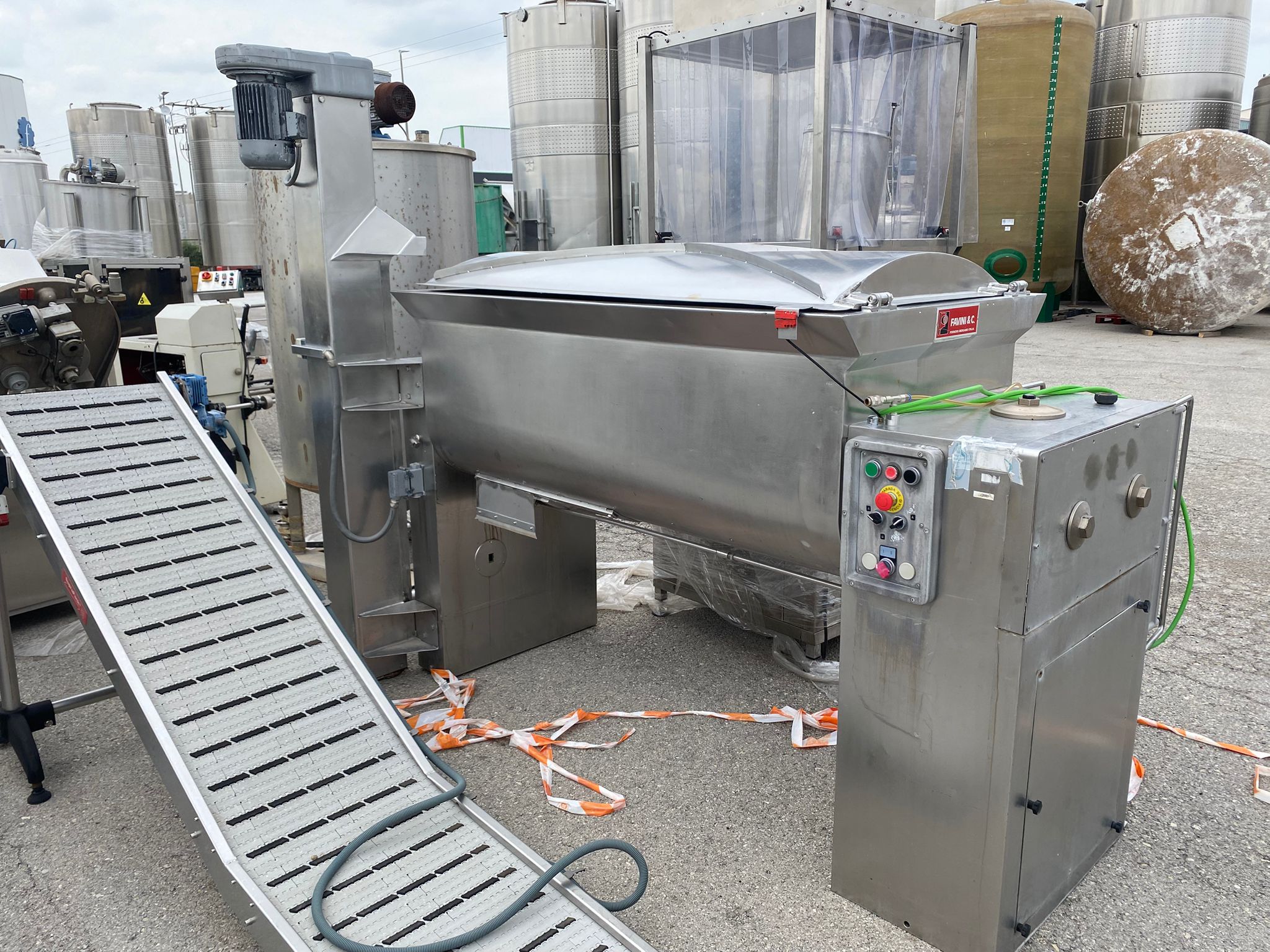 AMASADORA FAVINI 750L CON ELEVADOR DE CARROS CUTTER