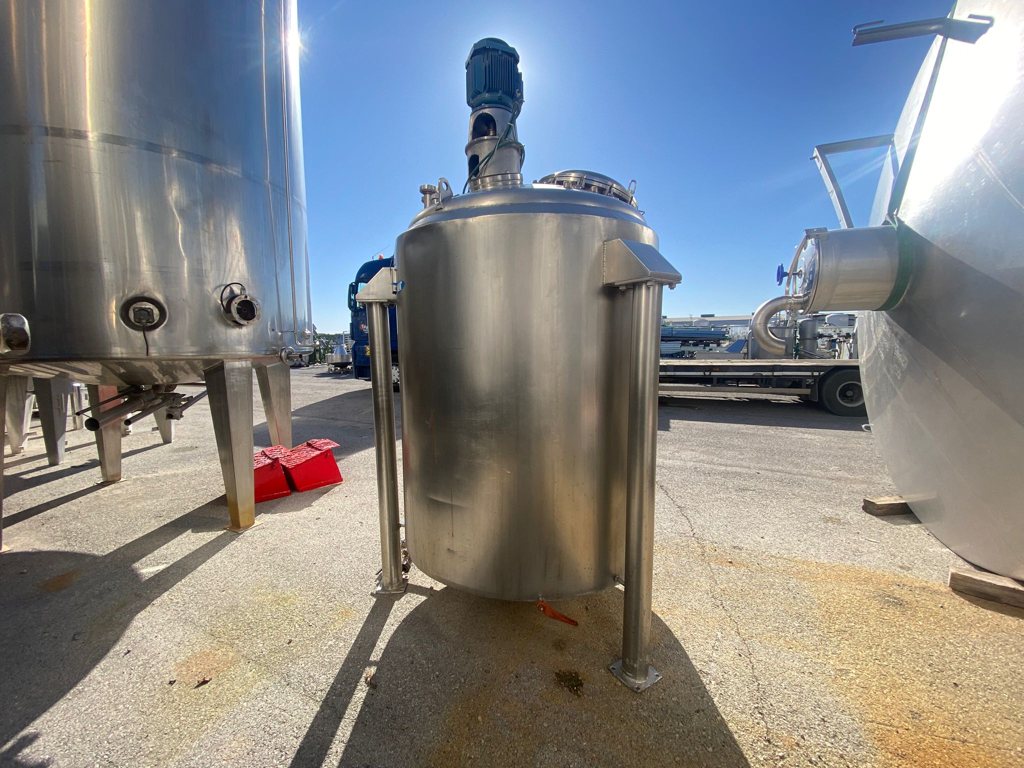 DEPÓSITO REACTOR 1.500 LITROS CON DOBE FONDO Y AGITADOR TIPO COWLES (2)